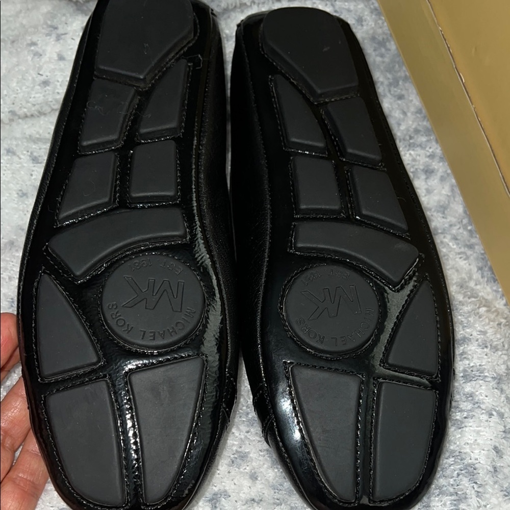Michael Kors Black Flats with Elegant Design - Picture 4 of 7